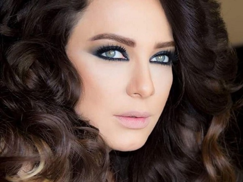 صور سلاف فواخرجي بإطلالة رائعة الجمال بالأخضر وتعود للشعر الأشقر هل ناسبها؟